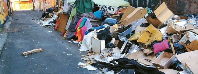 지난 20일 LA다운타운내 한 골목길에 있는 노숙자 텐트 주위로 빈 상자와 각종 쓰레기들이 쌓여있다. [NBC화면 캡처] 