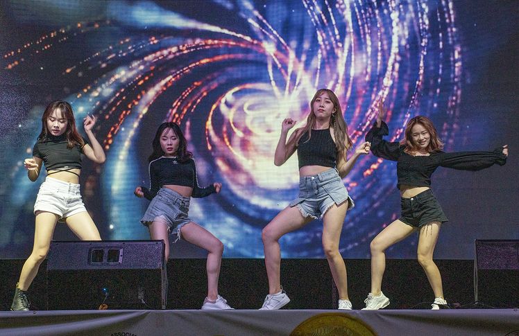 K-팝 경연대회에 출전한 중국계 학생들이 스스로 안무한 댄스를 선보이고 있다.