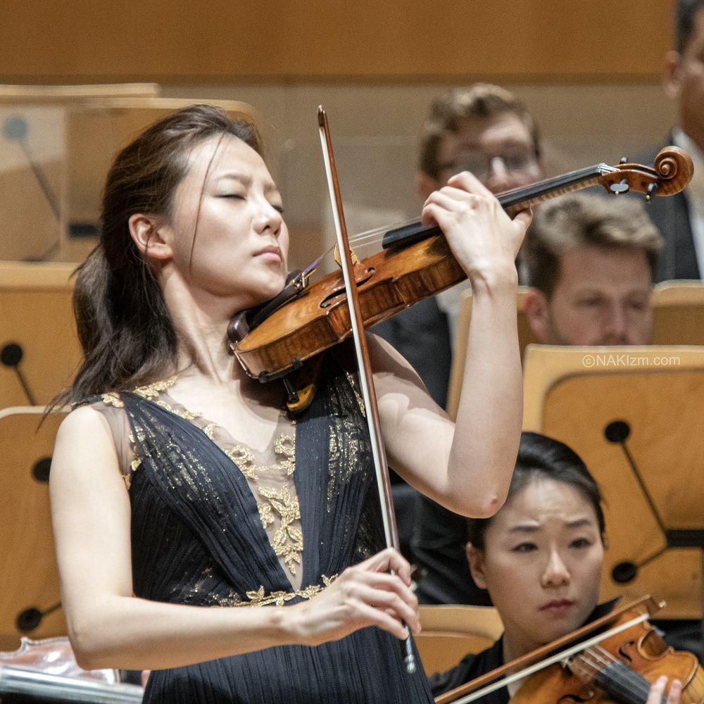 퍼시픽심포니의 신년 첫 공연에서 베토벤 바이올린협주곡을 협연하고 있는 클라라 주미 강. Photo=NAKI PARK