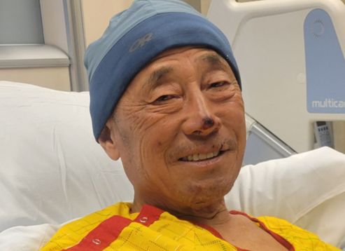  실종 58시간 만에 구조된 정진택씨가 병원에서 동상 치료를 받으며 웃고 있다. [차경석씨 제공] 