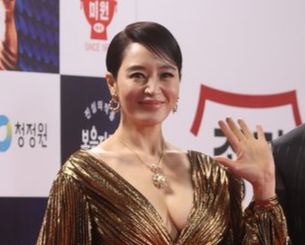 53세 나이 잊은 김혜수…그녀가 청룡서 드레스 거꾸로 입은 사연
