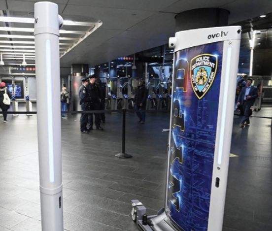 뉴욕시가 오늘부터 전철역에 무기 탐지 스캐너 배치를 시작한다.   [사진 MTA]