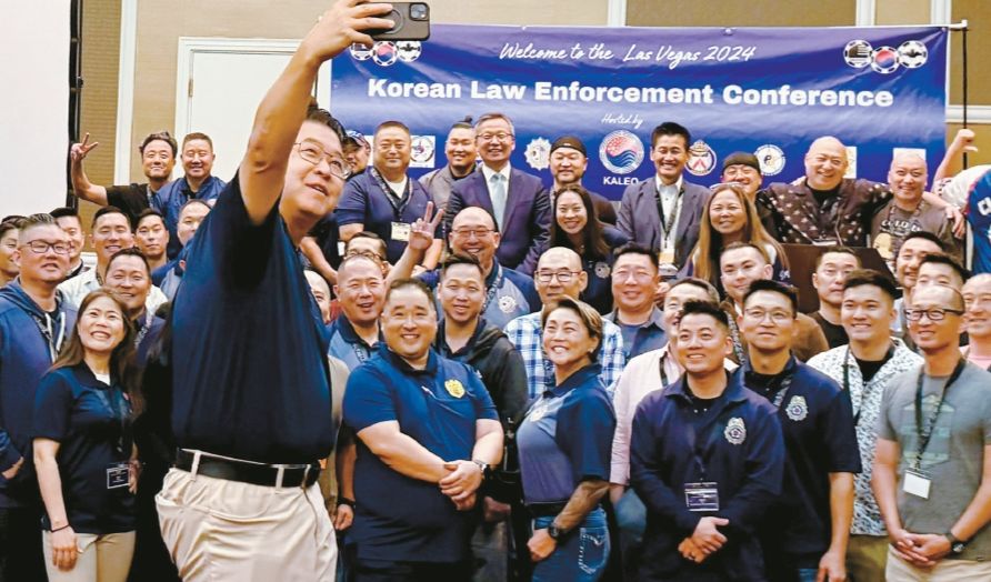 벤 박 한인경찰공무원협회 회장이 28일  ‘2024 한인 경찰 콘퍼런스’ 개막식에 참석한 한인경관들과 함께 셀피를 찍고 있다. 