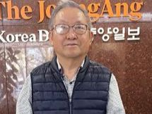 최성규 베스트영어훈련원장이 자신이 쓴 ‘영어와 LA에서 사는 이야기들’을 소개하고 있다.